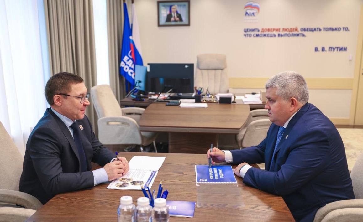 Встретился с секретарем Генерального совета Партии «ЕДИНАЯ РОССИЯ» Владимиром Якушевым Обсудили меры, которые мы предпринимаем для улучшения демографии, поддержки здравоохранения, образования и культуры. Также сообщил, что на днях стартует обсуждение обновления действующей стратегии развития региона. В нем примут участие все жители Новгородской области, и каждый сможет внести свои предложения по улучшению нашего региона. Активисты движения «Молодая Гвардия Единой России» и участники регионального партийного проекта «Академия молодых политиков» помогут в проведении отраслевых и территориальных стратегических сессий. Владимир Якушев подчеркнул важность взаимодействия федерального центра, региональных властей и местного самоуправления для успешной реализации социально-экономических инициатив. Мы договорились о необходимости усилить участие муниципальных депутатов и активистов «ЕДИНОЙ РОССИИ» в обсуждении и реализации проектов, направленных на благоустройство, развитие инфраструктуры и повышение качества жизни в Новгородской области. Нам важно работать единой командой, и такая команда у нас есть.