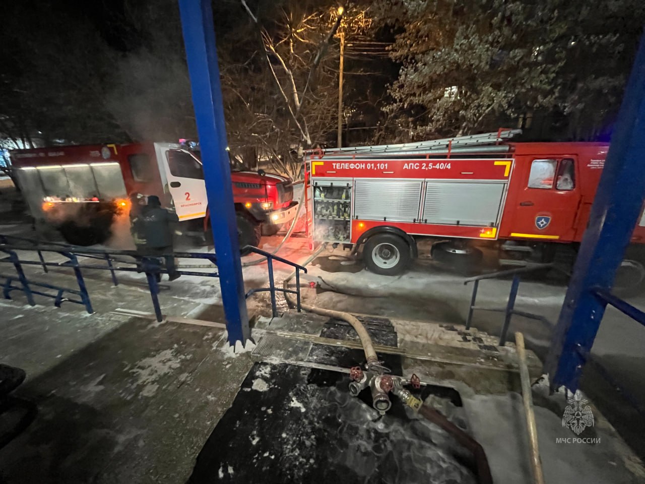 Два человека пострадали при пожаре в пансионате Родник Огонь вспыхнул накануне вечером на пятом этаже центра социальной помощи на улице Шевченко Площадь возгорания составила 30 квадратных метров В момент пожара в пансионате находились 188 человек постояльцев с верхних этажей эвакуировали на нижние сообщили в МЧС Предварительная причина случившегося короткое замыкание Пожар ликвидировали в 23 04 На месте работали 85 человек и 25 единиц техники Пострадали два человека которые пытались потушить возгорание самостоятельно сообщает депутат Илья Зайцев В Роднике Борусу рассказали что сейчас учреждение работает в штатном режиме а постояльцев с пятого этажа расселили на другие Внутри запаха гари нет но зданию предстоит небольшой ремонт например вставить окна Это Борус Люди