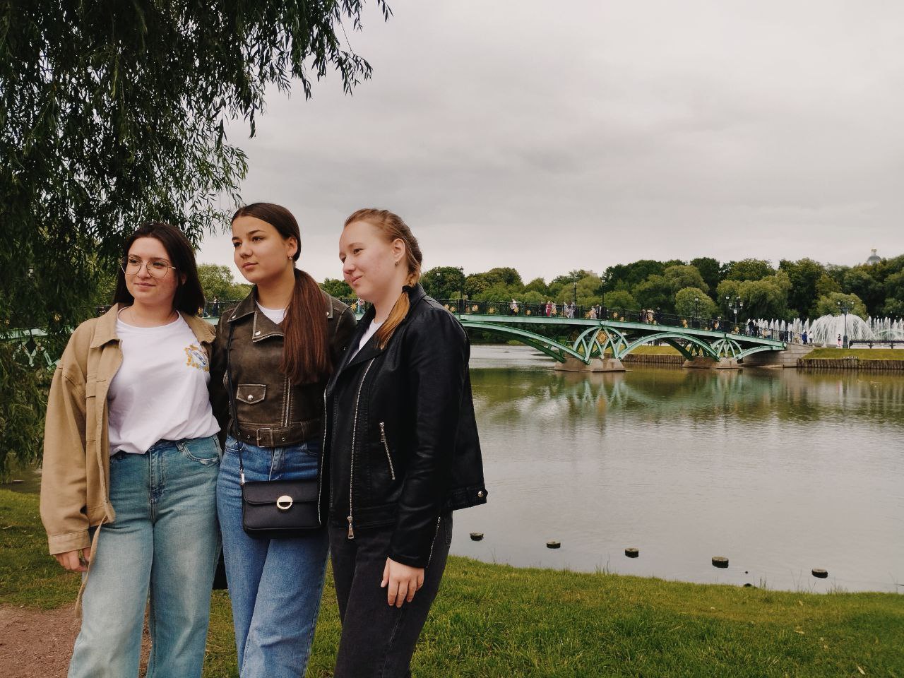 Выпускники из курского приграничья побывали в музее-заповеднике «Царицыно»  Для них провели экскурсию, рассказали об истории и архитектуре дворцово-паркового ансамбля «увеселительной» резиденции императрицы Екатерины II: ребята посмотрели Фигурный мост, Большой дворец, Оперный дом. Посещением «Царицыно» завершается второй день Кремлёвского бала в Москве у медалистов из нашего приграничья.  Эта поездка - не разовая история, подчеркнул врио губернатора Александр Хинштейн.   - Договорились с гендиректором Государственного Кремлёвского дворца Петром Шаболтаем, что теперь каждый год наши лучшие выпускники будут посещать Кремлёвский бал! Мы должны делать всё, что в наших силах, чтобы наши дети росли счастливыми! Потому что только такие люди сохраняют в себе силы и желание сделать нашу страну лучше! Они правда уникальные - добрые, сильные, искренние. Очень хочется, чтобы жизнь у них складывалась, и никакие испытания не становились преградами на их пути!  фото ТРК «Сейм»  Сейм   Курская область