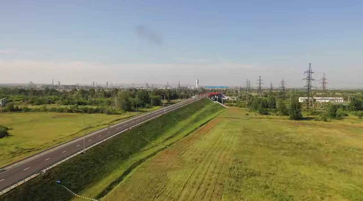 В Прикамье открыли выезд с промузла «Осенцы» Запущено движение по новому выезду с крупнейшего в Прикамье промышленного узла «Осенцы». Об этом сообщил в своем telegram-канале губернатор Пермского края Дмитрий Махонин. Двухполосная дорога соединила Нестюковский тракт с ул. Промышленной и прошла от деревни Устиново до промузла «Осенцы». Протяженность дороги — более 3,4 км. Предполагается, что с открытием новой дороги уменьшится транспортная нагрузка на прилегающие улицы и соседние автодороги.
