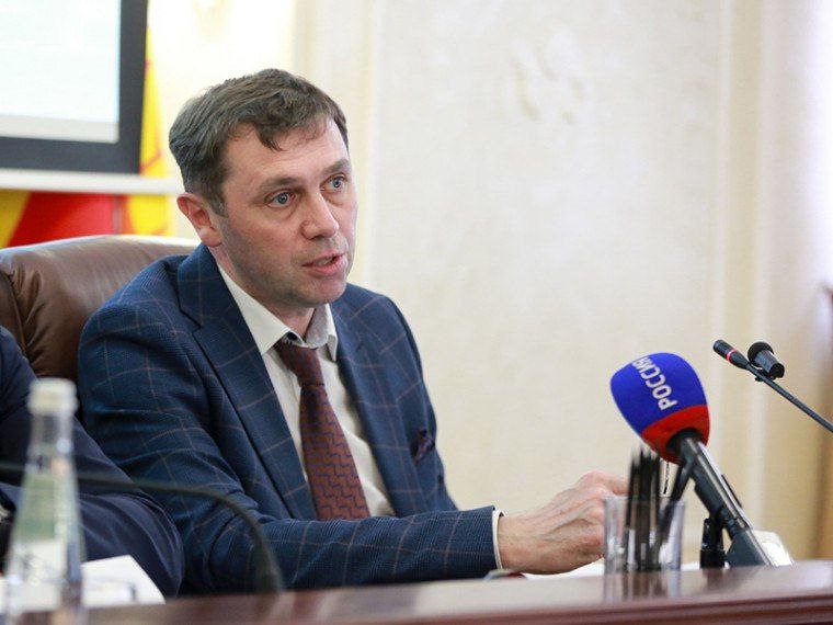 Мэр Воронежа Сергей Петрин раскрыл причины длительного перекрытия движения на Петровской набережной Мэр Воронежа Сергей Петрин подробно обосновал в своем телеграм-канале необходимость перекрытия части улицы Софьи Перовской в районе Петровской набережной почти на месяц. Там нельзя будет проехать с 00.00 вторника, 13 мая, до 23.50 11 июня. Глава города сообщил о том, что предварительно встретился со специалистами «РВК-Воронеж». Ранее в рамках второго этапа перекрытия анонсировали закрытие движения на набережной на ближайшие четыре дня. Однако после встречи и обсуждения всех деталей работы приняли ряд новых организационных решений для минимизации неудобств. - Второй этап конструктивно сложнее, почти вдвое протяженнее, включает большее количество различных коммуникаций. Потому разделим его на участки. Почти на месяц будет закрыт проезд по улице Софьи Перовской – от улицы Чернышевского до улицы Декабристов, а не до Старомосковского переулка, как планировалось. Связь центральной части города с Чернавским мостом сохранится через улицы Пятницкого и Чернышевского. Об изменениях, связанных с выполнением работ, будем сообщать дополнительно, - отметил Сергей Петрин. Подробнее: