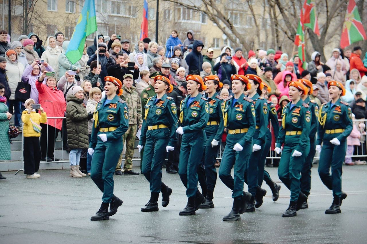 В Лесном на площади у Дома творчества и досуга «Юность» прошел фестиваль строевой песни. В нем приняли участие студенты и школьники, рабочие, представители силовых структур и воспитанники патриотических клубов Строевые песни представили 20 команд. Это рекордное количество участников для города. Их слаженность и умение стройно маршировать оценивало руководство города, градообразующего комбината, воинских частей. За музыкальное сопровождение отвечали творческие коллективы города и оркестр войск Национальной гвардии под руководством Артура Исмакова. В нескольких подгруппах победителями стали команды: «Морской отряд Братства православных следопытов в честь атамана Семена Дежнева», объединение школы №71, сборочный цех комбината, сборная управления образования и женская команда СУ ФПС №6 МЧС России. пресс-служба администрации городского округа «Город Лесной» Подписаться на «ОГ» Поддержать канал