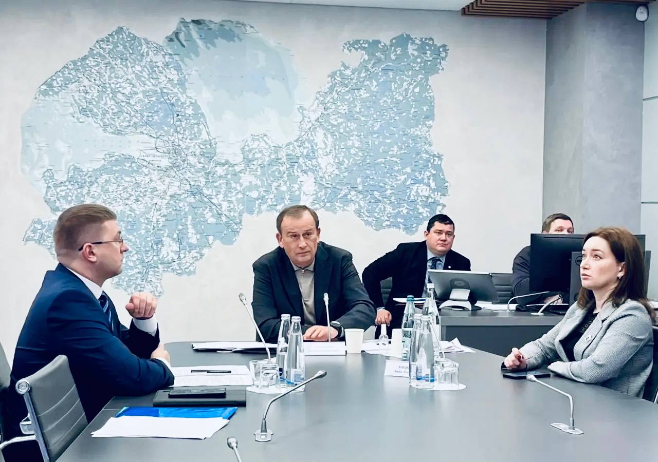 На финансирование региональных центров поддержки экспорта правительство выделило 1 5 млрд рублей Однако деньги дошли до регионов поздно Как решить проблему Губернатор Ленинградской области Александр Дрозденко провёл заседание подкомиссии Промышленный экспорт действует в составе комиссии Госсовета РФ Международная кооперация и экспорт председатель Александр Цыбульский губернатор Архангельской области Тема заседания меры по снятию барьеров для экспортеров и планы нацпроекта на 2026 год Дрозденко обозначил конкретные результаты программы Международная кооперация и экспорт экспорт товаров и услуг уверенно перетекает в дружественные страны региональные центры поддержки экспорта получили финансирование Из резервного фонда федерального правительства выделено 1 5 млрд рублей Однако деньги пришли в регионы слишком поздно поэтому в следующем году задача законодательно закрепить срок доведения финансирования не позднее конца первого квартала Российский экспортный центр собрал и проанализировал более 700 предложений от регионов Стандарт будет обновляться по принципу снизу вверх учитывая реальные потребности бизнеса на местах Ключевые предложения которые рассмотрены на заседании подкомиссии упростить таможенные процедуры реэкспорта невостребованного оборудования отправки техники на ремонт за рубеж при отсутствии отечественных аналогов и вывоза товаров для международных инжиниринговых проектов гармонизировать стандарты на производство медтехники под требования рынков Китая Индии Африки и ЮВА оптимизировать логистику создать эффективные схемы поставок снизив бюрократические и транспортные издержки минимизировав задержки на границе утвердить направления поддержки экспорта на 2026 год льготное кредитование компенсация транспортных расходов финансирование НИОКР и развитие цифровых сервисов для экспортёров GosSovet