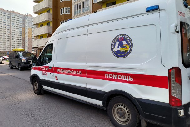 Женщину в Мурино до смерти забил сожитель Как сообщает СК Ленобласти, уголовное дело об умышленном причинении тяжкого вреда здоровью, повлекшем по неосторожности смерть, возбуждено после гибели в Токсовской больнице 44-летней жительницы Мурино с черепно-мозговой травмой. По версии следствия, ее 45-летний сожитель в ходе ссоры причинил ей множественные повреждения, от которых наступила смерть. Мужчина задержан, ему предъявлено обвинение. По данным полицейского главка, сигнал о госпитализации женщины без сознания из квартиры на Шоссе в Лаврики в Мурино поступил в 23:52 24 июня. Позднее из больницы сообщили, что пациентка скончалась. Maksim Konstantinov/Global Look Press