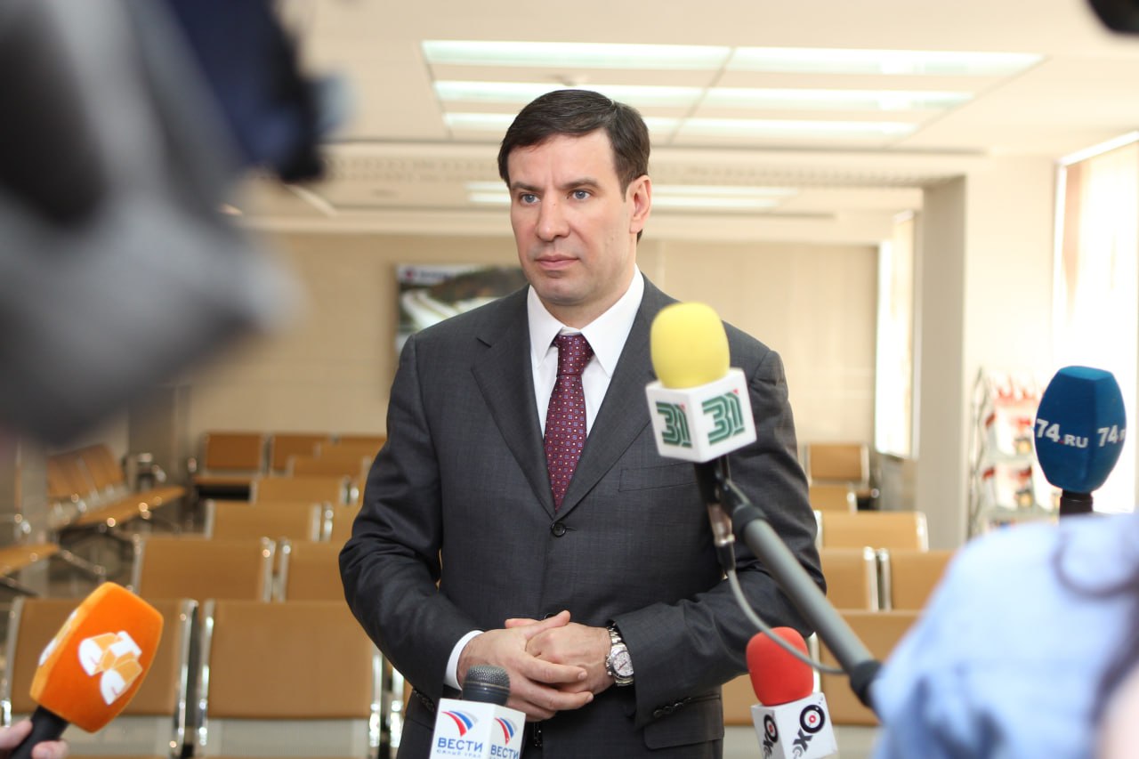 Медиаактивы семьи экс губернатора Михаил Юревича перешли Челябинской области Министерство имущества Челябинской области стало собственником трёх юрлиц входящих в структуру медиахолдинга Медиа Центр в который входят 31 й телеканал и локальные франшизы радиостанций DFM и Спутник Ранее холдинг принадлежал семье бывшего губернатора Челябинской области Михаила Юревича Сам он напомним находится в международном розыске Согласно выпискам из ЕГРН с 16 октября 2025 года участником учредителем трех ООО является Челябинская область а от ее имени выступает Министерство имущества региона С самого старта своей политической карьеры Михаил Юревич делал серьезную ставку на медиа 31 й канал начал собственное вещание в 2000 году После национализации с июля прошлого года одно из юрлиц медиахолдинга Управляющая компания Медиа центр находилась под управлением ООО Рсхб финанс структуры Россельхозбанка осуществлявшей управляющие функции от имени Росимущества