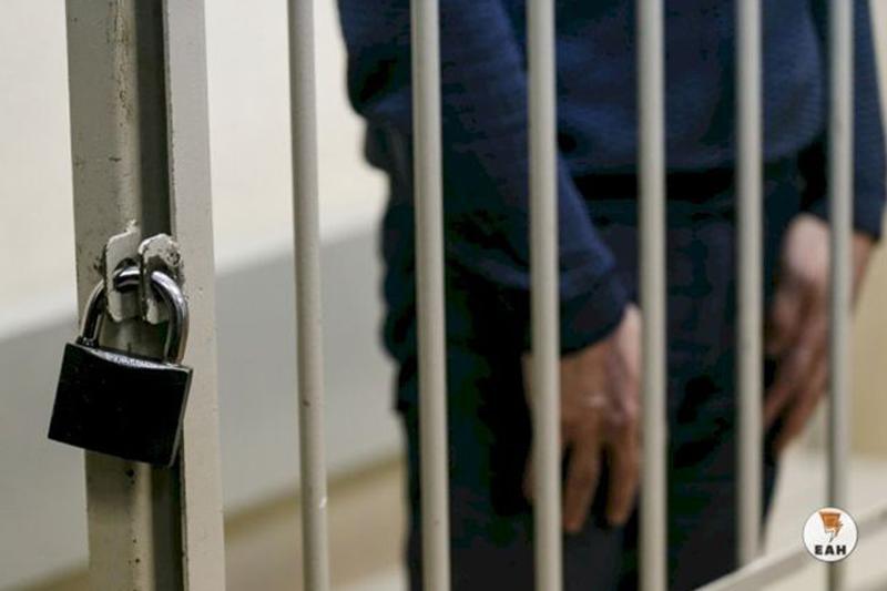 Прокуратура запросила 15 лет колонии и 10 млн рублей штрафа для бывшего мэра Троицка Александра Виноградова Срок и сумма были озвучены во время судебных прений по делу о взятке Следствие считает что Александр Виноградов на посту мэра получил от троицкого бизнесмена Дмитрия Виноградова более 600 тыс рублей а также беговую дорожку стоимостью более 100 тыс рублей Взамен глава города обещал коммерсанту помочь с открытием магазина Все это вскрылось после того как мэра оправдали по другому делу Подписаться на канал ЕАН Челябинск