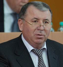 У государственного секретаря Дагестана проходят обыски по делу о незаконной приватизации У государственного секретаря Дагестана Магомед-Султана Магомедова и его ближайших родственников проходят обыски. Следственные действия связаны с уголовным делом о незаконной приватизации «Дагнефтебазы». Обыски проходят по 50 адресам, связанных с чиновником, сообщил «Черновик». По данным телеграм канала «Спросите у Расула», всё имущество, связанное с доходами от приватизации, может быть конфисковано, соответствующий иск уже направлен в суд. #дагестан Подписаться Помочь RusNews