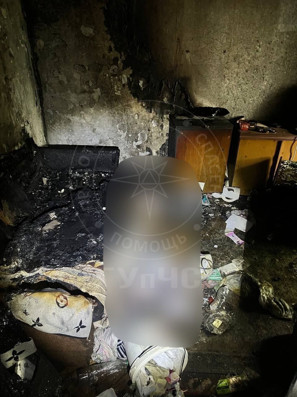 ПЕНСИОНЕРКА ПОГИБЛА НА ПОЖАРЕ Утро 7 мая, в столице началось с пожара на улице Юности. Соседи услышали крики о помощи из квартиры, где жила 71-летняя пенсионерка. Открыли дверь у них был дубликат ключей и увидели, что квартира вся в дыму, заходить туда было нельзя. Вызвали огнеборцев. На место прибыл один расчёт. В квартире горел диван, на полу рядом с ним огнеборцы обнаружили тело пенсионерки с ожогами. Возгорание площадью 2 квадратных метра потушили за 20 минут. Квартира сильно закопчена. Предварительная причина – неосторожность при курении Пресс-служба ГУпЧС МВД ПМР