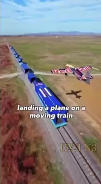 Итальянский пилот Дарио Коста впервые в мире посадил самолет на движущийся поезд