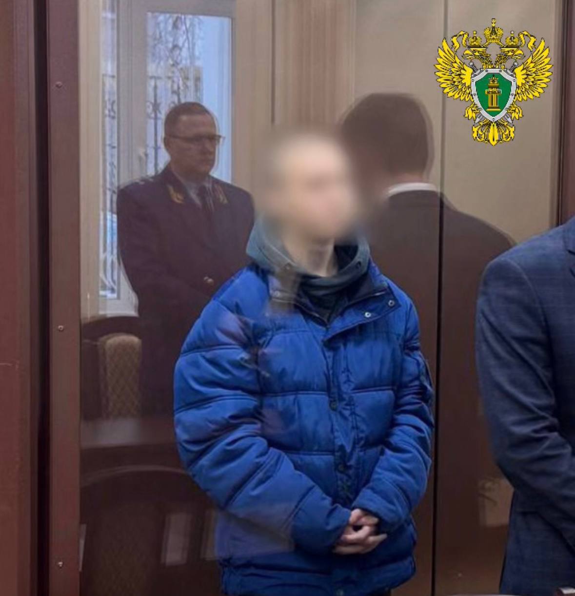 В Архангельской области вынесен приговор по уголовному делу о нападении студента на преподавателей и обучающихся образовательной организации Северный флотский военный суд согласился с позицией государственного обвинения и вынес обвинительный приговор по уголовному делу в отношении 18 летнего жителя г Архангельска Он признан виновным по ч 2 ст 205 5 и ч 3 ст 30 п а б л ч 2 ст 105 УК РФ участие в террористической организации и покушение на убийство четырех лиц по мотиву идеологической ненависти и в связи с выполнением лицами общественного долга В суде установлено что бывший учащийся ГБПОУ АО Архангельский техникум строительства и экономики разделяя идеологию международной террористической организации приискивал и распространял в сети Интернет а также среди других учащихся техникума материалы пропагандирующие применение насилия и совершение нападений на образовательные организации в том числе создал и распространил видеоролик на котором в компьютерной игре смоделировано нападение на его техникум В дальнейшем являясь недовольным результатами своего обучения в техникуме и связывая это с предвзятым отношением к нему преподавателей руководствуясь своими деструктивными убеждениями он спланировал и подготовил нападение в образовательной организации Реализуя задуманное молодой человек разместил в сети Интернет запись в которой заявил о намерении совершить массовое убийство после чего на следующий день вооружившись ножом напал на своего бывшего преподавателя и нанес ей несколько ножевых ранений Пытаясь скрыться нападавший ударил ножом еще одну женщину преподавателя преградившую ему путь а также покушался на жизнь двух студентов принимавших меры к его задержанию  Подсудимый свою вину в совершении преступлений в ходе судебного следствия признал в полном объеме  Суд с учетом позиции государственного обвинителя назначил виновному наказание по совокупности преступлений 13 лет лишения свободы с ограничением свободы 1 год с отбыванием 2 года в тюрьме а далее в колонии строгого режима Уголовное дело расследовано следственными органами при оперативном сопровождении РУФСБ России по Архангельской области