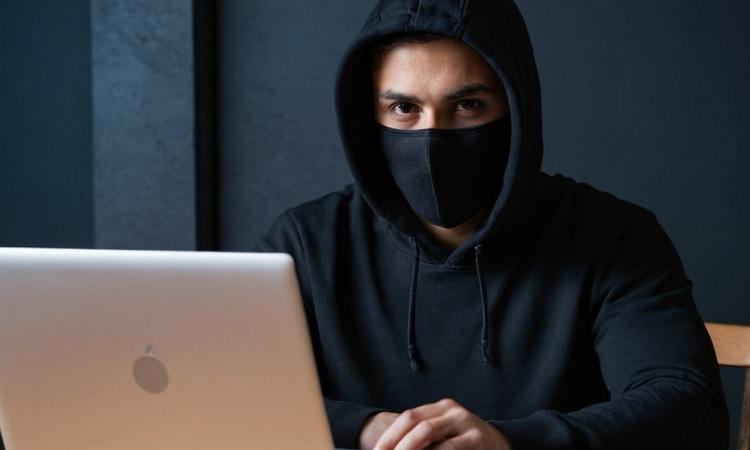 Телефонные мошенники активно собирают информацию о возможных жертвах анализируя фотографии покупок и геотеги размещенные в социальных сетях На этапе сбора информации злоумышленники определяют место жительства человека его род деятельности и круг родственников Эти данные мошенники получают не только из так называемых слитых баз но и через социальные сети потенциальных жертв Публикации фотографий покупок и геотеги указанные в профилях помогают создать детальный портрет жертвы На основе собранной информации злоумышленники адаптируют свои схемы под каждого конкретного человека как указано в материалах