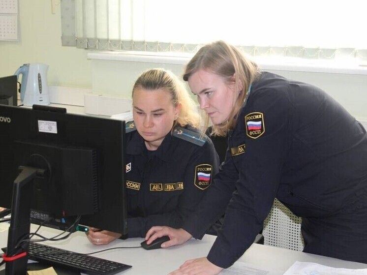 С жителя Добрянки взыскали полмиллиона рублей штрафов ГИБДД за машину, которая ему не принадлежала Житель г. Добрянки Пермского края продал свою LADA Samara по договору купли-продажи, однако с регистрационного учета ее не снял, понадеявшись, что переоформлением права собственности займется покупатель. Однако новый владелец не стал утруждать себя обращением в ГИБДД. Вместо этого он начал активно нарушать правила дорожного движения на территории Московской области. Прикамец приходившие на его имя письма из Центра видеофиксации игнорировал. Он считал, что раз машина ему уже не принадлежит, то и чужие штрафы он оплачивать не обязан. А тем временем на исполнении в отделении судебных приставов по г. Добрянке ГУФССП России по Пермскому краю находилось уже 452 исполнительных производства о взыскании штрафов ГИБДД и исполнительского сбора за несвоевременную их уплату. О возбуждении исполнительных производств должник знал, соответствующие постановления направлялись ему посредством портала Госуслуг. Тем не менее, мер к оплате задолженностей не предпринимал. Так как по данным ГИБДД LADA Samara все еще числилась за должником, судебный пристав вынес запрет на регдействия с транспортным средством, обратил взыскание на денежные средства, находящиеся на его расчетных счетах, и запретил ему выезд за пределы РФ. По месту регистрации гражданин не проживал, сотрудникам органа принудительного исполнения потребовалось время, чтобы его разыскать. Потом должника пригласили в отдел для вручения ему постановления об ограничении специальным правом на управление транспортным средством. На приеме мужчина пояснил ситуацию с проданным авто, но узнал, что по закону это не избавляет его от погашения задолженности. В результате прикамец оплатил все имеющиеся штрафы на сумму более 500 тысяч рублей. Источник ЧП Пермь Прислать новость