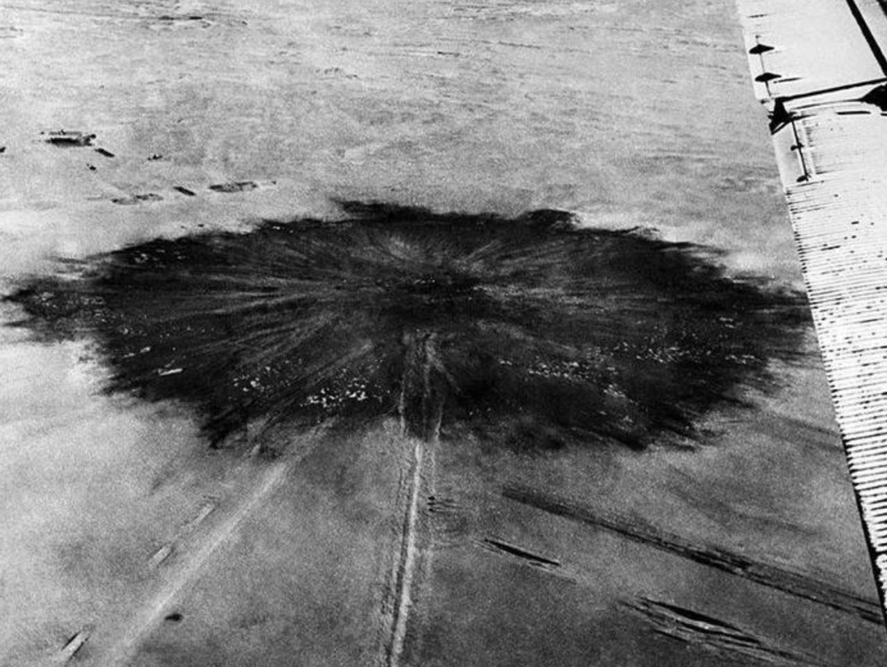 Парламент Алжира поддержал законопроект требующий от Франции извинений и выплаты репараций за 130 летнюю оккупацию Помимо прочего законопроект требует от Франции очистить территории загрязненные в результате ядерных испытаний в южной пустыне Алжира в 1960 х годах предоставить карты пострадавших районов а также выплатить компенсации жертвам испытаний Ранее писали что Франция отказывается обнародовать карты на которых указаны захоронения РАО и выплатить компенсации пострадавшим и их родственниками Данные об общем числе пострадавших разнятся Предполагается что на территории Алжира и Мали от загрязнения цезием и ураном умерли более 2 млн человек С 1960 по 1966 год Франция провела 17 ядерных испытаний в Алжире на двух полигонах В 2021 и 2022 появились новости о том что ветер из Сахары приносит в Европу и в особенности во Францию песок содержащий цезий 137