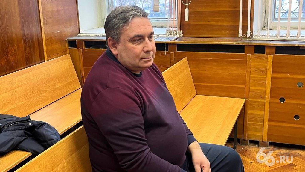 Обвиненный во взяточничестве свердловский экс министр нашел себе новую работу Бывший глава министерства ЖКХ Николай Смирнов устроился помощником гендиректора компании Prinzip cообщает журналист 66 RU из зала суда В январе в момент задержания бывший чиновник представлялся советником директора другого застройщика Брусники В Prinzip не стали комментировать эту информацию Смирнов вышел из СИЗО после того как дал показания против бывшего вице губернатора Свердловской области Олега Чемезова и миллиардера Алексея Боброва Оба сейчас находятся за решеткой По версии следствия экс министр вместе со своими заместителями Игорем Чикризовым и Андреем Кислициным через посредника получили 4 4 млн рублей Деньги якобы предназначались за общее покровительство при выполнении муниципальных контрактов в сфере водоснабжения и водоотведения Новости из Екатеринбурга