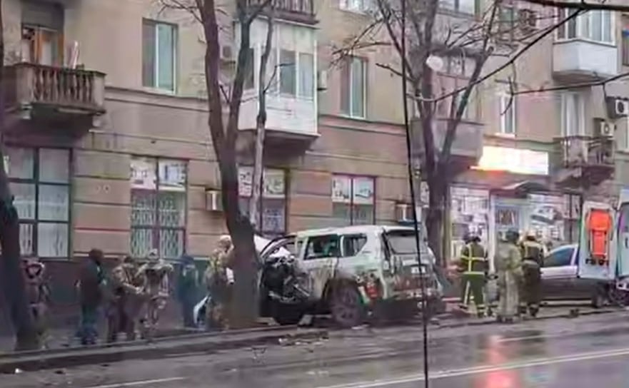 В ДНР возбуждено уголовное дело в связи с инцидентом в центре Донецка, в результате которого поврежден автомобиль и пострадали двое местных жителей.  Следователи, криминалисты, а также эксперты из СК России, ФСБ России и МВД России проводят детальный осмотр места происшествия и комплекс оперативно-розыскных мероприятий. Назначен ряд судебных экспертиз, в том числе взрыво-техническая.  Устанавливаются все обстоятельства произошедшего.   #Новости