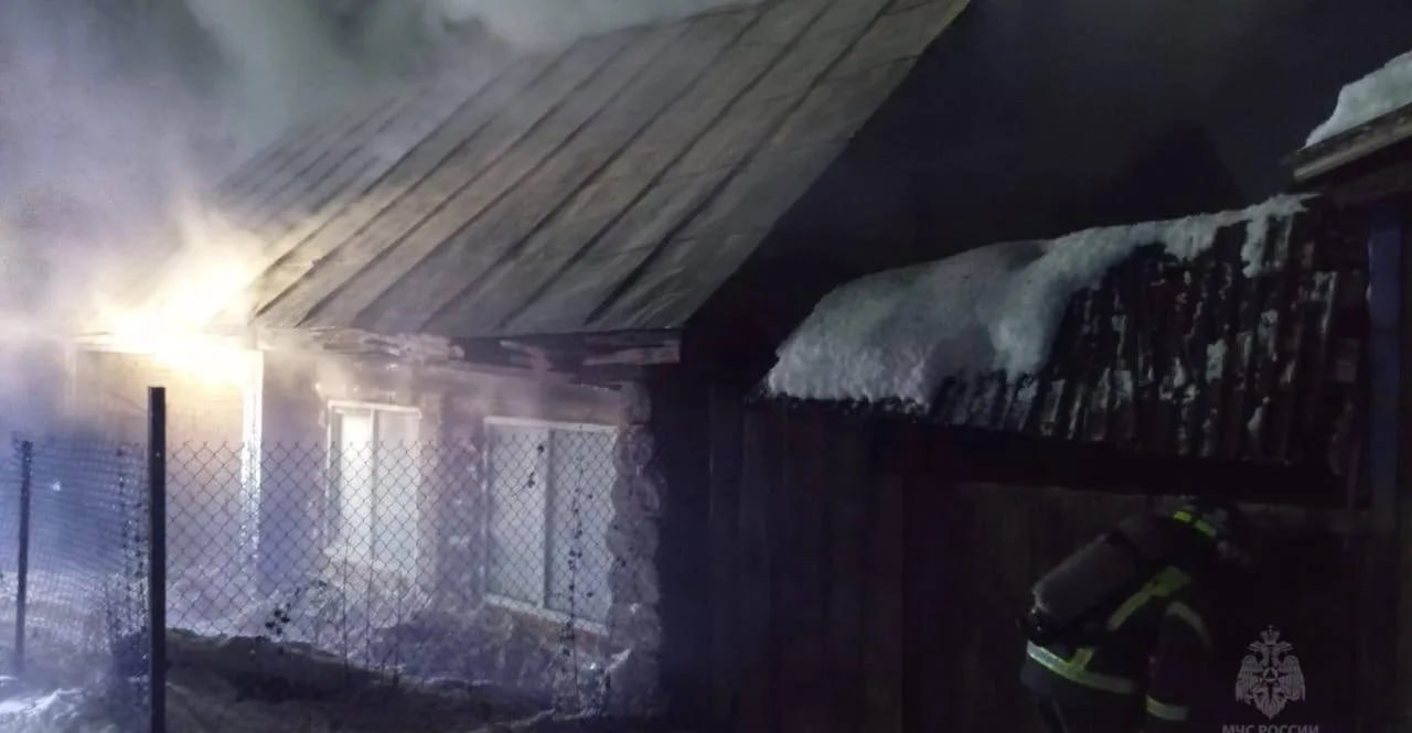 Семилетний мальчик спас младшего брата из горящего дома Пожар произошел в Башкирии 30 декабря Сотрудникам МЧС сообщили что в загоревшемся частном доме могут быть дети К счастью трагедии удалось избежать Семилетний Арслан не растерялся увидев огонь и еще до приезда спасателей вытащил из дома полуторагодовалого младшего братика сообщили в МЧС по республике Никто из детей не пострадал пожар ликвидировали   Подпишитесь на Абзац TG VK Дзен MAX Rutube