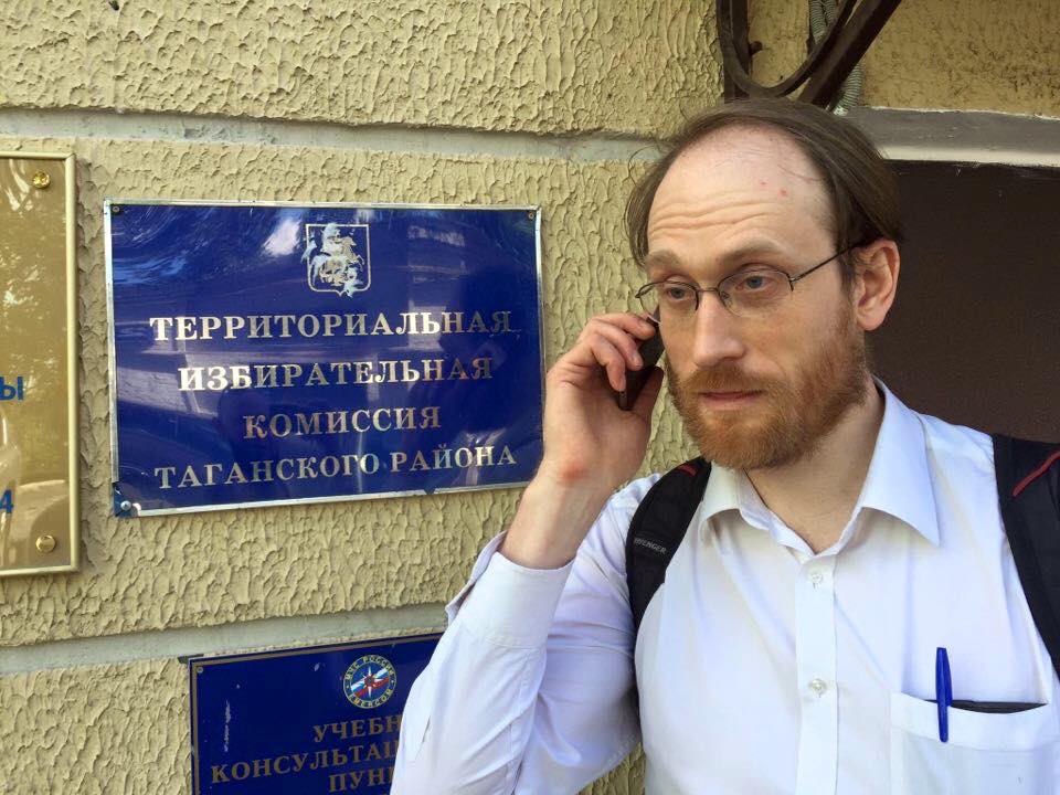Сооснователя «Диссернета» Андрея Заякина заочно приговорили к 5 годам колонии по делу о донате ФБК  Об этом сообщает корреспондент «Медиазоны» из зала Замоскворецкого суда Москвы.  Прокуратура просила приговорить Андрея Заякина к 5 годам колонии заочно. Адвокат Михаил Бирюков просил его оправдать.  «Виновным себя не признаю. Хочу выразить благодарность моей семье за любовь и понимание, моему защитнику [Бирюкову] — за профессионализм, моим друзьям и коллегам — за их поддержку», — передал Андрей Заякин для суда через своего адвоката.  На допросах в 2022 году он отказался отвечать на все вопросы следователя. По делу также подробно допросили людей, которым Заякин переводил деньги. В частности его жену Марию Шабурову подробно допросили о каждом переводе от мужа, включая, например, тысячу рублей на покупку торта на ее день рождения.  Дело против Заякина возбудили еще в 2022 году, тогда его задержали, но отпустили под запрет определенных действий. Он уехал из России, а затем был объявлен в розыск.  Фото: Андрей Заякин / Facebook   Если вы считаете нашу работу важной, пожалуйста, оформите ежемесячный донат «Медиазоне»: donate.zona.media