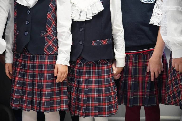 Девочкам запретили носить брюки Почему моя дочь должна мерзнуть Этим вопросом сегодня задаются многие родители Бурятии Повод строгий по их словам дресс код в школе 31 где девочкам даже в морозы можно носить лишь юбки и платья Никаких штанов Якобы таков закон прописанный в школьном уставе КП Иркутск попыталась разобраться в ситуации и выяснить кто же все таки прав Фото Диана ИВАНОВА