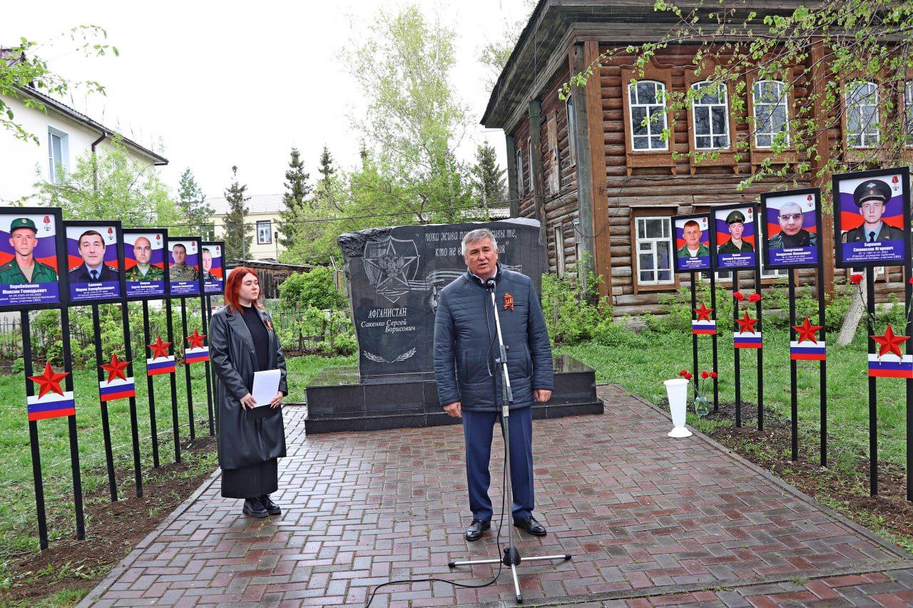 В преддверии 80-летия Великой Победы в центральном парке села Сладково состоялось торжественное открытие аллеи славы в честь земляков, погибших в ходе специальной военной операции. На мемориальной аллее увековечены имена бойцов, отдавших жизни за Родину. Их подвиг — это гордость и боль, которую мы несем в сердце. Изо дня в день, проходя мимо, каждый житель села сможет отдать дань уважения героям. Участники церемонии возложили цветы и почтили память павших воинов минутой молчания. Пусть аллея служит напоминанием о мужестве тех, кто встал на защиту своей страны.