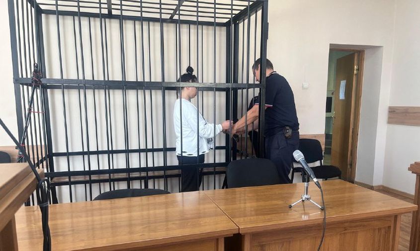 Благовещенку, обвиняемую в убийстве брата шампуром, заключили под стражу  В Благовещенске суд заключил под стражу 25-летнюю женщину, обвиняемую в убийстве родного брата во время отдыха на природе.  Об убийстве шампуром — на сайте:    Фото:    #происшествия