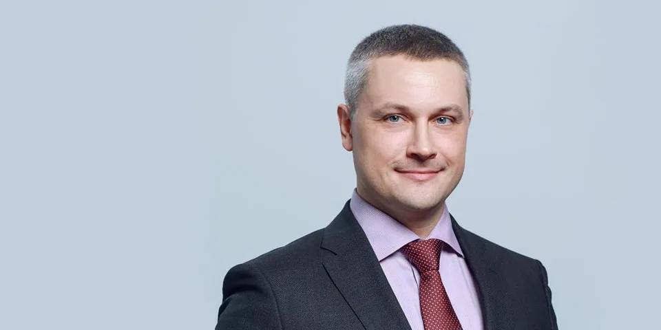 Очередной топ менеджер покончил собой Тело гендиректора АО НПК Химпроминжиниринг Александра Тюнина нашли в московском лесу Предварительно он покончил с собой из за пятилетней депрессии Химпроминжиниринг единственный российский производитель углеродного волокна занимающийся развитием инновационных проектов в области производства химических волокон и углеродных композиционных материалов Прямой эфир