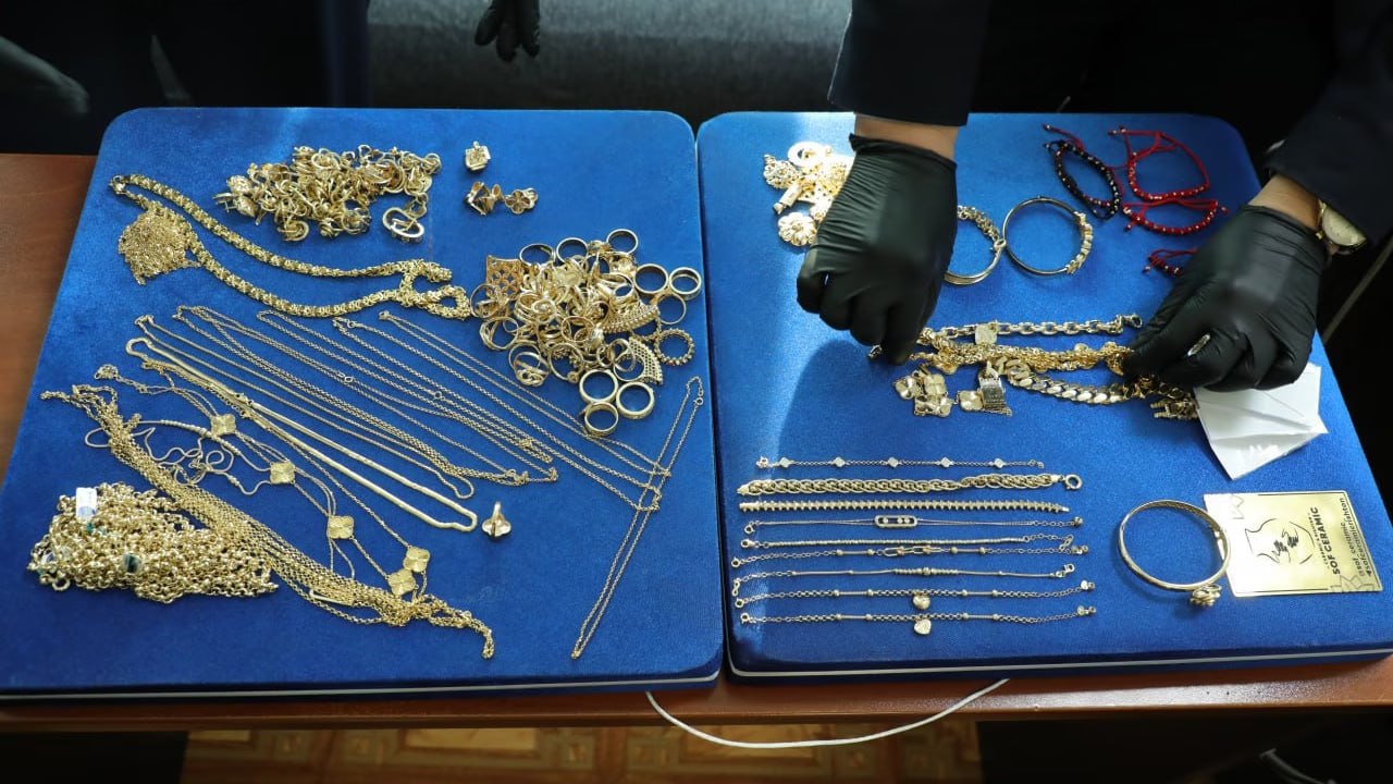 В аэропорту Ташкента пресекли незаконный ввоз и вывоз ювелирных изделий на 2 2 млрд сумов Злоумышленники пытались провезти золотые украшения в нижнем белье носках и карманах   uznews uz ru news 107326 uznews