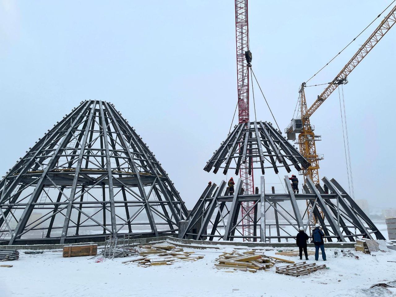 На крыше Арктического центра в Якутске завершили монтаж металлических куполов  В Якутске завершён монтаж металлического каркаса третьей урасы на крыше строящегося Арктического центра. Об этом сообщает Группа «ВИС».      Таким образом, полностью завершён каркас здания, включающий три урасы и светопрозрачный купол в виде озера на крыше. Общий вес трёх массивных конструкций, отсылающих к национальной культуре и быту коренного народа, составляет 140 тонн.      Далее