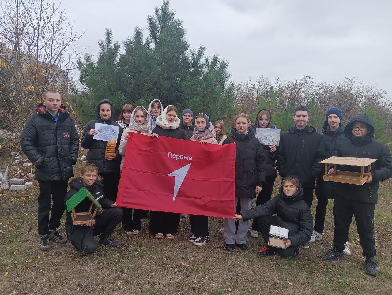 Традиционная экологическая акция «Синичкин день» прошла в Брянковской специализированной школе №1.   При содействии советника директора по воспитанию Галины Савчук,  ученики 8 - Б класса приняли участие в этой акции. В рамках реализации концепции «Луганский Характер», ребята выбрали направление «Экология и охрана природы», поэтому они заранее подготовили кормушки и повесили их во дворе школы.  «В наше время, когда все больше людей осознают важность сохранения природы и биоразнообразия, мы решили внести свой вклад и покормить пернатых друзей»,- сказал Тимур Васюхно, ученик 8 класса.