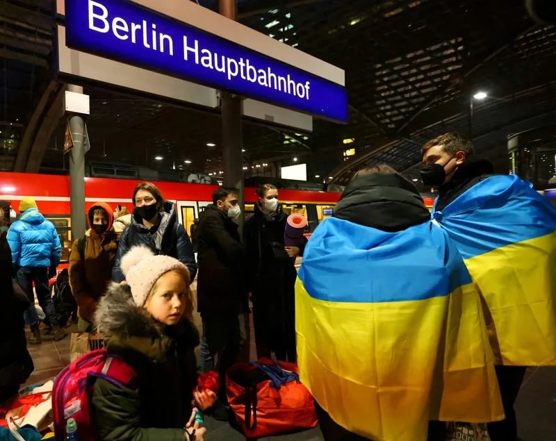 Лафа закончилась: Германия урезает выплаты украинским беженцам Экс-консул Украины в Мюнхене Василий Шевченко заявил, что немецкие власти планируют существенно сократить соцвыплаты для украинских беженцев и ужесточить условия предоставления помощи. Также обсуждаются меры по ограничению количества заявлений на убежище до менее чем 100 тысяч в год, расширению депортаций и приостановке программ воссоединения семей. По словам Шевченко, Германия готовится ввести новые ограничения на границах, что явно указывает на изменение отношения к украинским беженцам. Похоже, бюргеры скоро попросят громадян на выход. Вечно панувать на европособиях не получилось. Украина.ру — подписаться и знать больше
