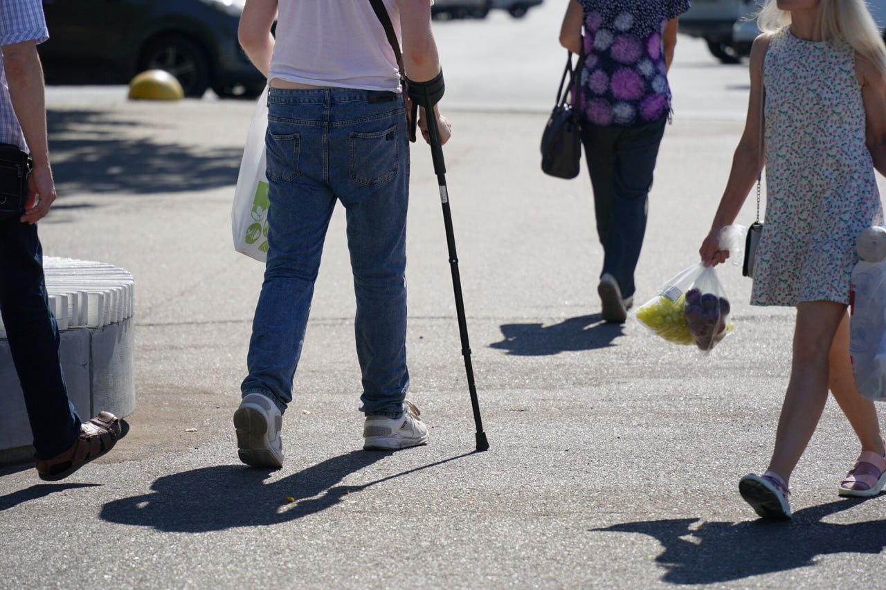 Более 43 тысяч человек с инвалидностью живут в Набережных Челнах В Набережных Челнах согласно статистическим данным инвалидность имеют 43 334 человека Это 57 женщин и 43 мужчин Инвалидность III группы имеют 17 763 человека инвалидность II группы 18 204 инвалидность I группы 5018 человек дети инвалиды до 18 лет 2 349 человек Охват обучения детей инвалидов в городе составляет 100 в восьми коррекционных школах обучаются 1384 ребенка в общеобразовательных учреждениях 817 детей инвалидов в дошкольных учреждениях 554 ребенка инвалида в учреждениях СПО 118 детей инвалидов на дому учатся 471 ребенок также в городе открыто 3 ресурсных класса Подробности в материале на сайте Челнинских известий