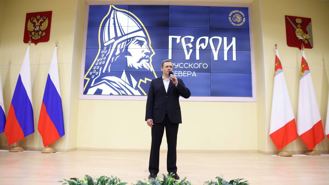 Георгий Филимонов обсудил возможности профессионального роста с финалистами проекта «Герои Русского Севера» Всего для участия в проекте было подано более 300 заявок. 35 финалистов прошли отбор и завершили первый модуль обучения. С каждым из участников работает персональный наставник, который помогает понять специфику работы в госструктурах, бизнесе и других сферах. «Создаём реальные кадровые лифты для наших лучших людей. Один из примеров — назначение на должность исполняющего обязанности главы Нюксенского округа одного из финалистов проекта, ветерана СВО Антона Тропина. Наш проект поможет сформировать в регионе новый костяк потенциальной управленческой элиты. Мы отберем кандидатов, которым предложим занять руководящие посты еще в двух муниципалитетах», — сказал Георгий Филимонов. «Герои Русского Севера» — региональный кадровый проект, созданный по аналогии с федеральной программой «Время героев». Правительство Вологодской области