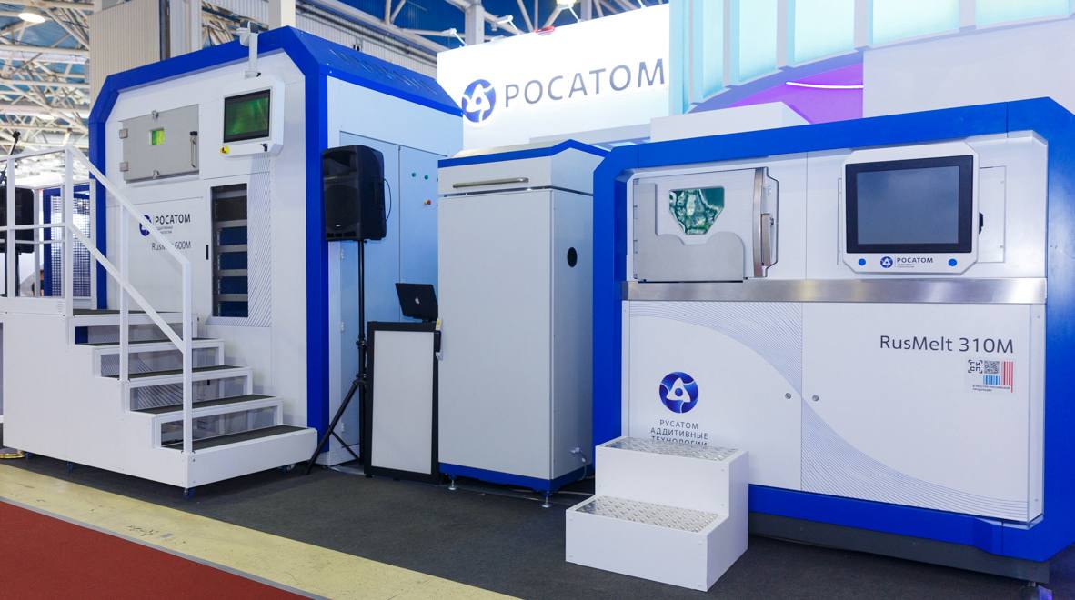 1 2 3 Росатом создал первый отечественный 3D-принтер крупногабаритной печати До середины 2027 года планируется изготовление восьми принтеров RusMelt 600M, рассказали Курсу на Реверс в Росатоме. Он может создавать детали сложной формы для авиационной, космической и атомной отрасли. Вся линейка 3D-принтеров RusMelt разработана у нас, в том числе их ПО. Ключевые узлы и компоненты машин производятся в России, более того, в основном на предприятиях атомной отрасли , – уточнили в корпорации. Компании удалось создать полную производственную цепочку в аддитивных технологиях, включая выпуск оборудования, ПО, а также металлических порошков для 3D-печати, добавили в Росатоме Курс на Реверс