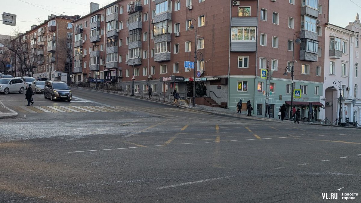 Утром в понедельник, 13 января, на перекрёстке Семёновской и Океанского проспекта возле остановки «Изумруд» течёт вода из канализационного люка. В пресс-службе Примводоканала уточнили, что аварийная бригада уже на месте и устраняет засор на сети.  Отметим, что в мае прошлого года здесь также фиксировался засор канализационной сети – вода била из этого же люка. Однако в краевом предприятии уточнили, что перекладка линии на этот год не запланирована. Если люди не будут бросать в систему канализации не предназначенные для этого влажные салфетки и бытовой мусор, то и засоров не будет.