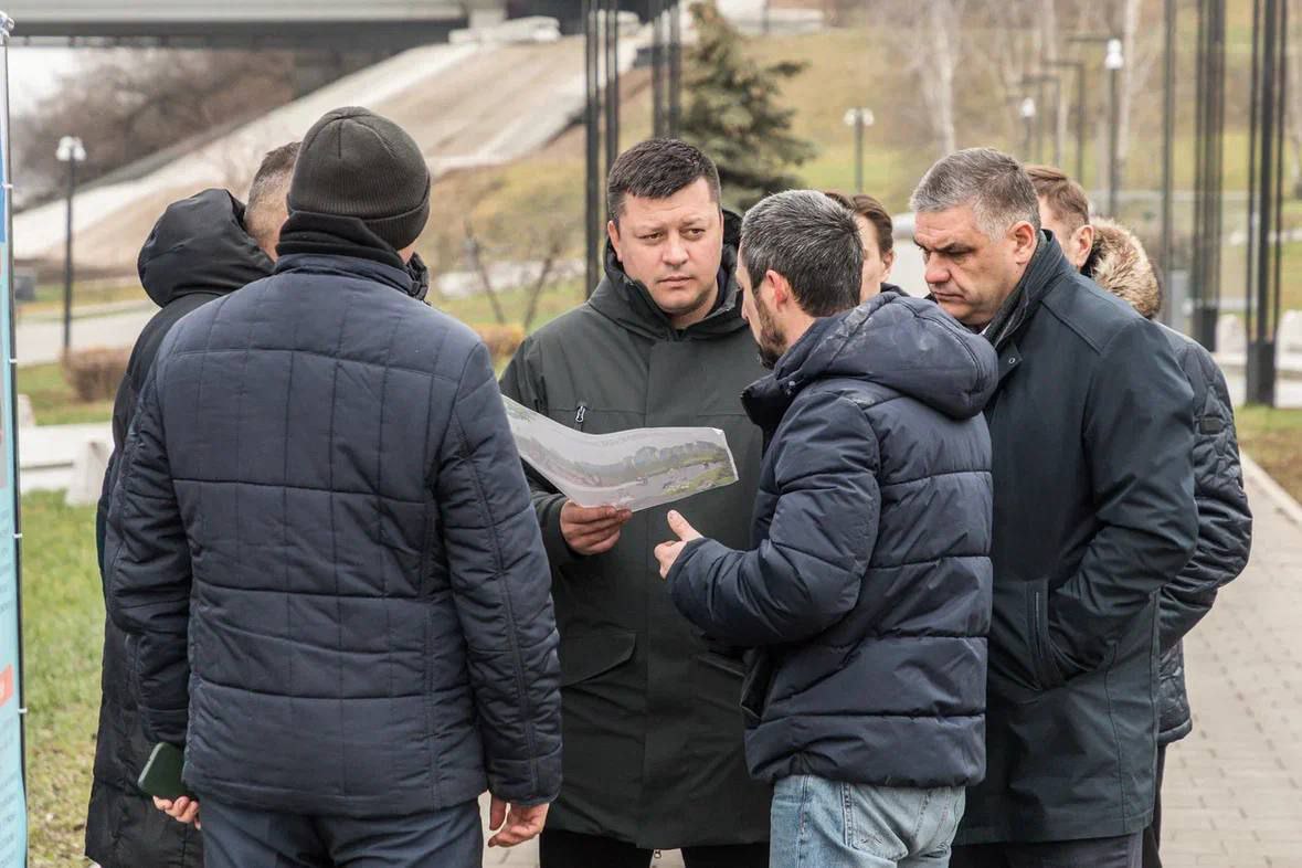 Глава администрации ГО Уфа Ратмир Мавлиев по итогам 2025 года занял третье место в национальном рейтинге мэров городов России который составил Центр информационных коммуникаций Рейтинг совместно с Финансовым университетом при Правительстве РФ Рейтинг был основан на оценке деятельности мэров столиц регионов и крупных финансово промышленных центров РФ В топ 3 мэров городов России вошли I место Мэр Грозного Хас Магомед Кадыров II место Мэр Москвы Сергей Собянин III место Глава Администрации Уфы Ратмир Мавлиев Исследования охватило 88 мэров городов России В их число входят руководители столиц всех субъектов РФ 5 крупных финансово экономических центров Магнитогорска Набережных Челнов Новокузнецка Сочи Тольятти Города Московской и Ленинградской областей в рейтинг не вошли