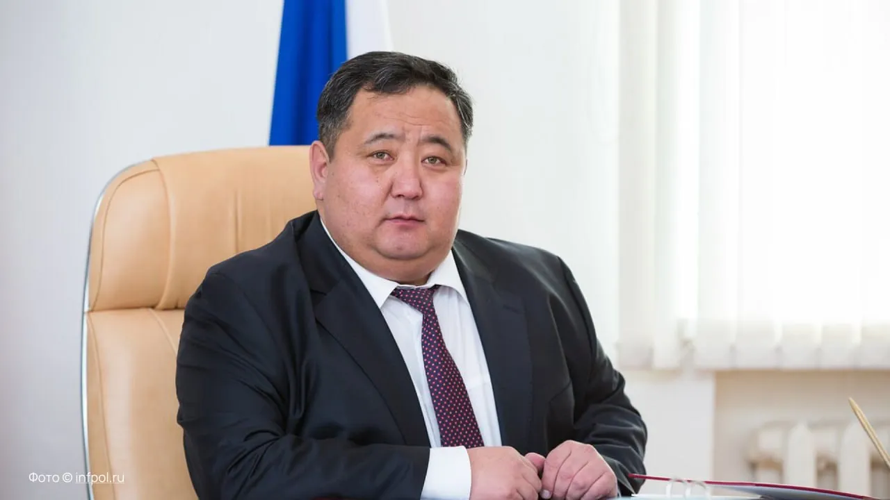 Охота обернулась для чиновника уголовным делом Сергей Гонжитов глава Закаменского района Бурятии отправился на охоту в начале апреля В местности Айнек Гол он выследил изюбра застрелил его разделал тушу и погрузил в багажник своей машины Ночью его ждал сюрприз пограничники Разрешения на добычу у чиновника естественно не оказалось Как пишут СМИ сам Гонжитов подтвердил что по факту инцидента расследуется уголовное дело   Подпишитесь на Абзац в Максе