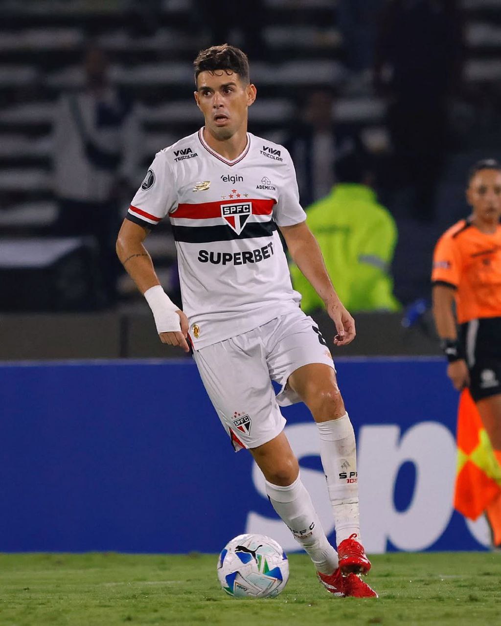 Скорее всего Оскар завершит карьеру из за проблем с сердцем Он потерял сознание на тренировке Зимой бразилец вернулся из Китая в родной Сан Паулу А на днях ему стало плохо на велотренажере попал в больницу Причём врачи заметили неладное еще летом Но разрешили играть Впереди расширенное обследование По данным Globo на поле Оскара мы уже вряд ли увидим А ведь бразильцу лишь 34 года Еще побегал бы Match TV соцсети игрока