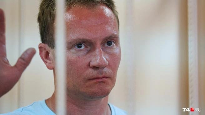 На войне погиб бывший вице мэр Челябинска Сергей Репринцев подписавший контракт с Минобороны во время следствия по делу о взятке 74 RU Об этом местному изданию рассказал друг погибшего который также участвует в боевых действиях В ритуальной компании ЕвроСервис подтвердили информацию о прощании с экс чиновником Бывший вице мэр и председатель комитета градостроительства и архитектуры Челябинска Сергей Репринцев был задержан ФСБ летом 2024 года По версии следствия он получил взятку в размере 10 миллионов рублей за содействие в согласовании документации по планировке территории Весной он подписал контракт с Минобороны и отправился на войну Задонатить через бота Patreon Boosty