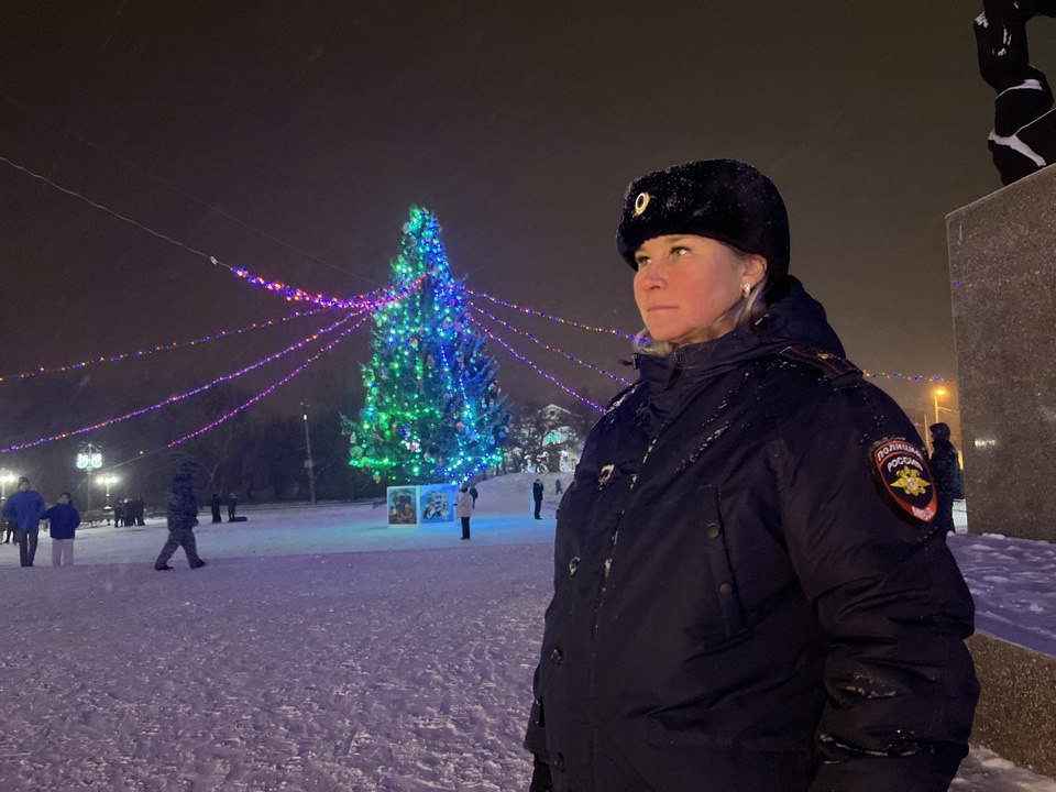 1  2  3  4  5  Безопасность и правопорядок обеспечили полицейские при проведении новогодних мероприятий в Челябинской области    В новогоднюю ночь сотрудники органов внутренних дел региона обеспечили правопорядок и безопасность граждан в общественных местах.    Перед заступлением на службу руководители территориальных ОВД провели инструктажи личного состава, на которых довели информацию о состоянии оперативной обстановки. Полицейским напомнили также о соблюдении мер личной безопасности, вежливом и корректном общении с гражданам. Руководители также предупредили подчиненных, что реагирование на поступающие обращения должно быть незамедлительным, к каждому обратившемуся следует относиться с вниманием и пониманием.  ‼  В населенных пунктах Челябинской области было организовано и проведено 110 новогодних мероприятий, посетили которые порядка 23 тысяч человек. Безопасность южноуральцев и гостей региона на новогодних мероприятиях, а также в местах массового гуляния обеспечивали почти 800 сотрудников органов внутренних дел. Содействие полицейским в охране общественного порядка оказывали коллеги из Росгвардии, работники частных охранных предприятий, участники народных добровольных дружин, представители казачества. В общей сложности в обеспечении правопорядка в общественных местах было задействовано свыше тысячи человек.   В результате принятых мер нарушений общественного порядка не допущено.     #мвд74 #мвд #полиция74 #полицияюжногоурала