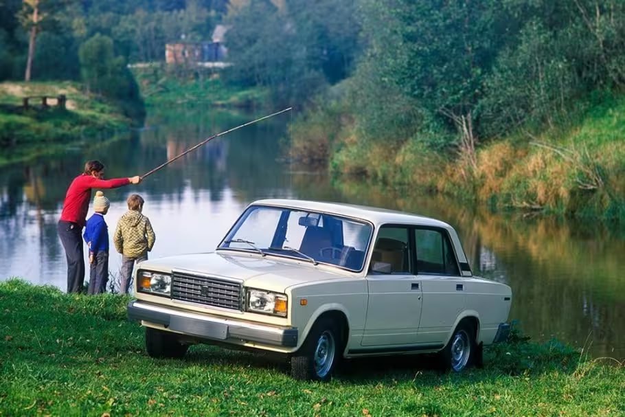 Ушла эпоха ВАЗ 2107 перестал быть лидером продаж на вторичном рынке авто Легендарный ВАЗ 2107 долгие годы удерживавший статус самой популярной модели на вторичном рынке в январе потерял позиции и опустился на 6 строчку рейтинга Лидером стал Kia Rio с результатом 10 1 тыс перепроданных машин это на 26 больше чем год назад Аналогичную динамику показал Hyundai Solaris 9 8 тыс сделок и рост на 26