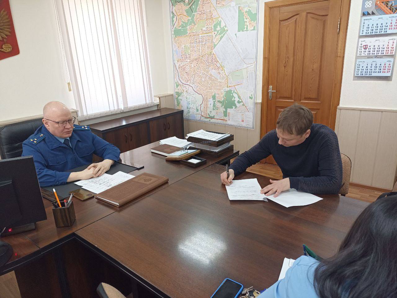 В прокуратуре Металлургического района г. Челябинска под председательством прокурора района Евгения Баева проведено совещание с конкурсными управляющими организаций ООО «Комметэнерго» и ООО «Стальпромком», находящихся в стадии банкротства и имеющих задолженность по заработной плате.  Задолженность ООО «Комметэнерго» перед 2 работниками составляет около 260 тыс. рублей, ООО «Стальпромком» перед 74 работниками 1,6 млн рублей.  На совещании заслушаны результаты деятельности конкурсных управляющих, в том числе обсуждена перспектива и предполагаемые сроки погашения задолженности по заработной плате.   По итогам совещания выработан комплекс мероприятий, направленных на повышение эффективности взаимодействия в целях скорейшего устранения нарушений прав граждан.    Прокурором района конкурсным управляющим объявлены предостережения о недопустимости нарушений закона.