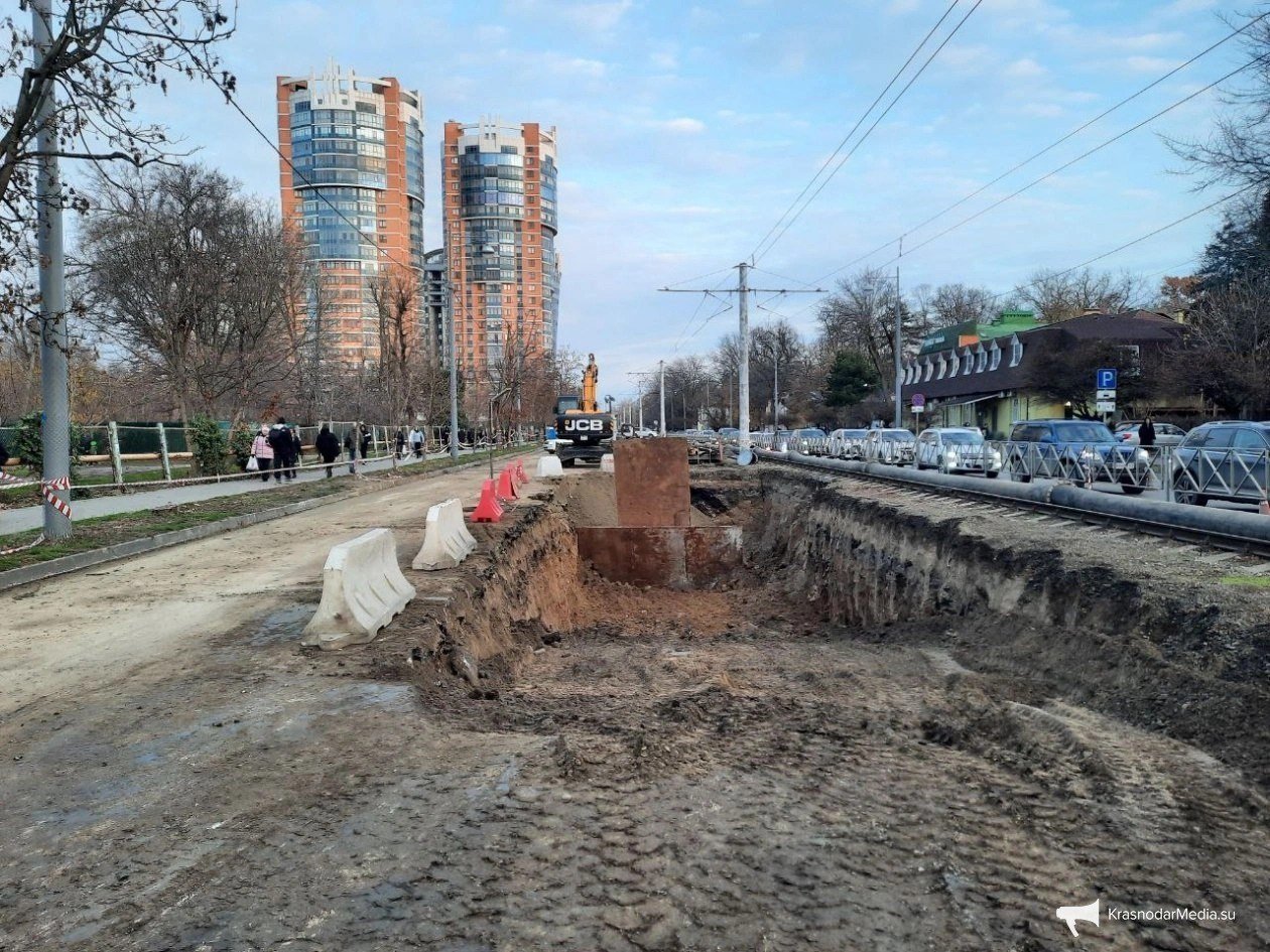 Разрыли половину Московской: что происходит на месте тройного обвала  На сегодня обстановка такая: первое обрушение уже устранили. Специалисты круглосуточно работают над вторым — ремонтируют 8-метровый участок трубопровода.  А также рабочие ликвидируют третий провал, где улица Московская пересекается с Зиповской. Там глубина достигает более 2-х метров. Об этом сообщают очевидцы.     Подробнее