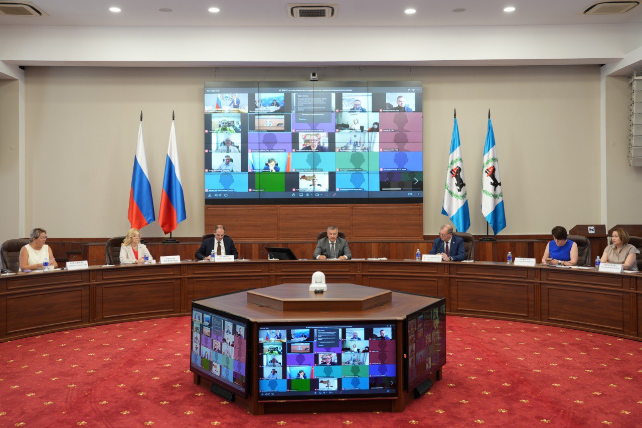 Игорь Кобзев провел заседание координационного совета Межрегиональной ассоциации «Сибирское соглашение» по приграничному сотрудничеству и внешнеэкономическим связям    Напомним, в прошлом году глава Иркутской области стал председателем данного координационного совета.  «Повестка заседания ориентирована на достижение сибирскими регионами целевых показателей, определенных Указом Президента Российской Федерации, и задач, направленных на развитие экспортной и внешнеэкономической деятельности», - сказал Игорь Кобзев.    Губернатор отметил, что регионы Сибири выполняют поставленные задачи и стремятся получить высокие результаты, а «Сибирское соглашение» предлагает ряд инициатив для того, чтобы максимально эффективно и скоординировано продвигать наши внешнеэкономические интересы.    Подробнее – на официальном портале Иркутской области.
