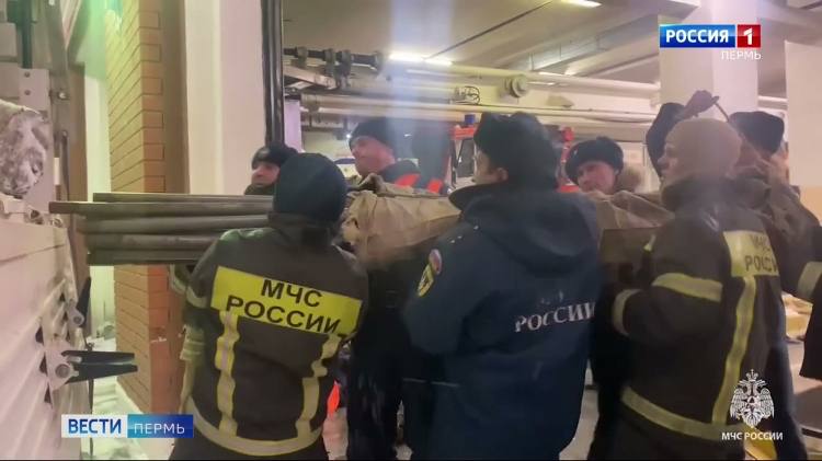 В поселке Теплая Гора спасатели развернут 5 мобильных пунктов обогрева   vesti perm ru publications 5813469e 7939 4e0d 9419 fc4a1320d04f Краевое Управление МЧС распространило кадры как аэромобильная группировка сил и средств МЧС направляется на место ЧП в поселок Теплая Гора Горнозаводского округа 15 человек и 2 единицы техники С собой берут отопительные приборы теплые вещи продукты питания Спасатели развернут 5 мобильных пунктов обогрева вместимостью до 30 человек каждый