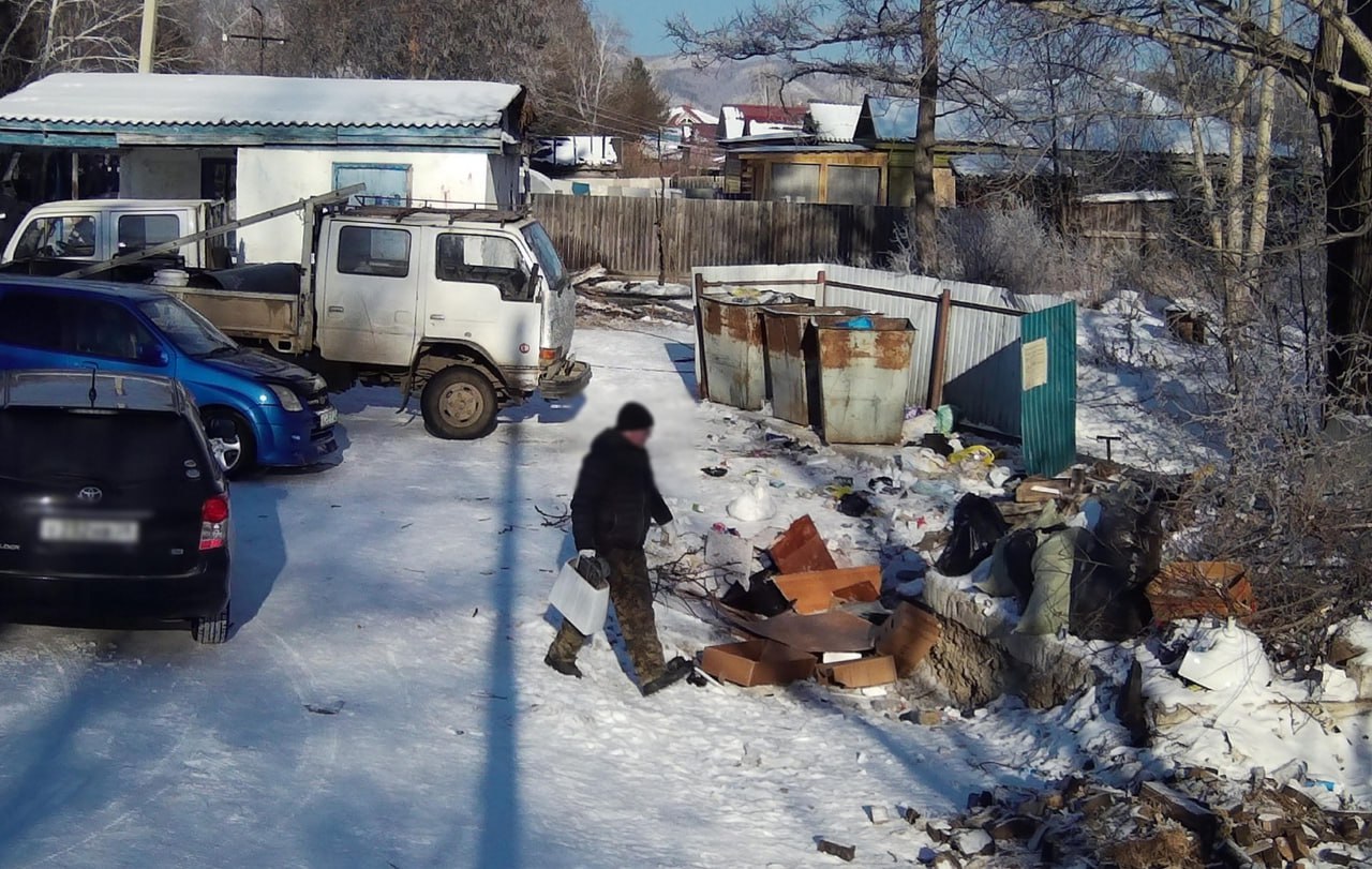 Автобусную остановку в Зее превратили в свалку  На контейнерной площадке рядом с автобусной остановкой в городе Зея образовалась свалка. В ноябре 2024 года фотоловушка, размещенная в районе перекрестка ул. Богдана Хмельницкого – пер. Западный, зафиксировала неоднократные сбросы отходов местными жителям.  Министерством природных ресурсов Амурской области будут направлены фотоматериалы в административную комиссию города Зеи, чтобы наказать виновных.          Реклама