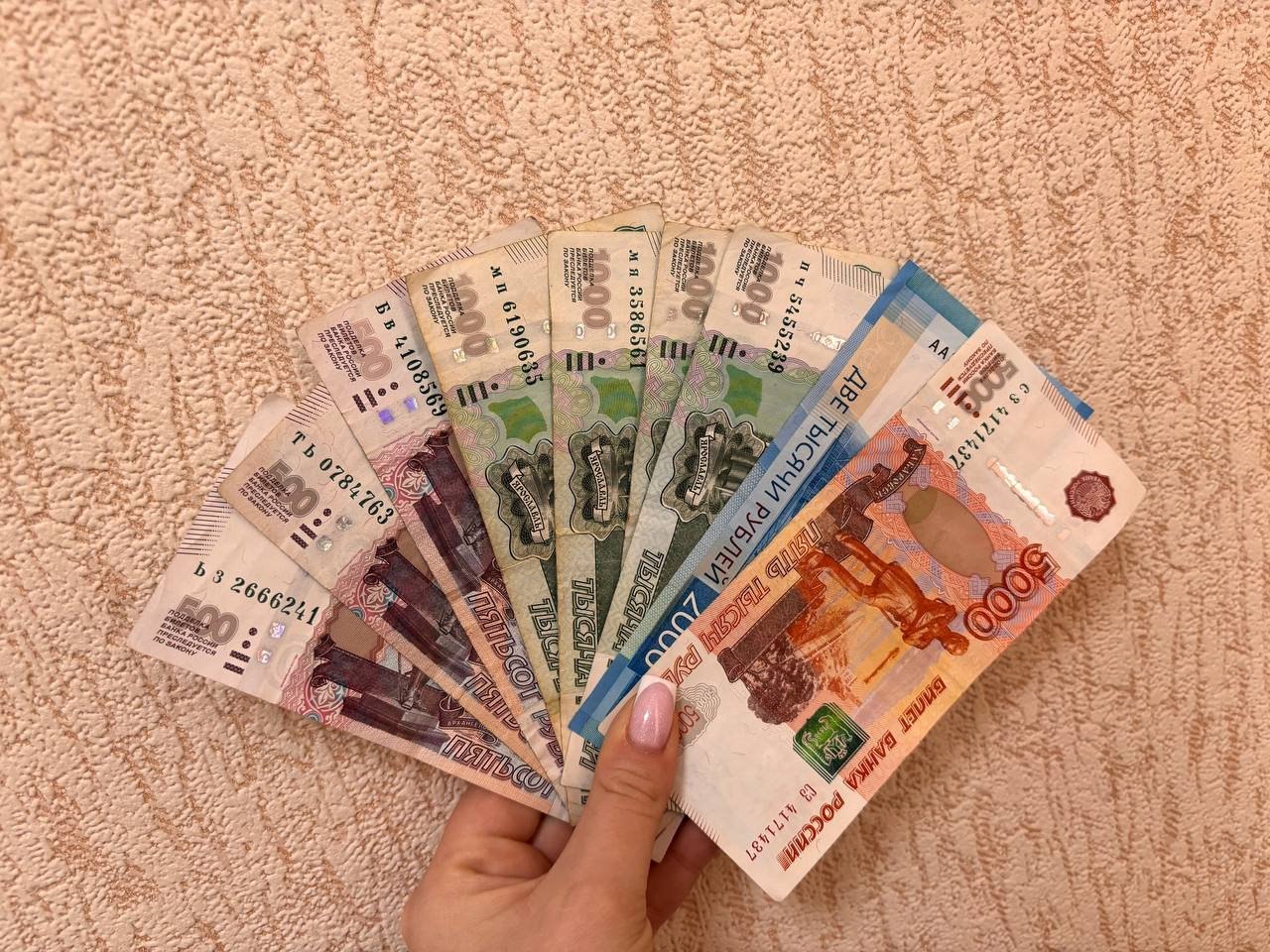 Жительницу Хабаровска осудили за кражу денег из мебельного магазина в Биробиджане Жительница Хабаровска находясь в одном из мебельных магазинов Биробиджана нашла ключ от сейфа и украла из него деньги положив их в карман брюк После этого женщина ушла По итогу часть денег вернуть всё же удалось суд окончательно определил 4 года лишения свободы с отбыванием в исправительной колонии общего режима Также осуждённая должна возместить 10 тысяч рублей Подробнее по ссылке   riabir ru 473484