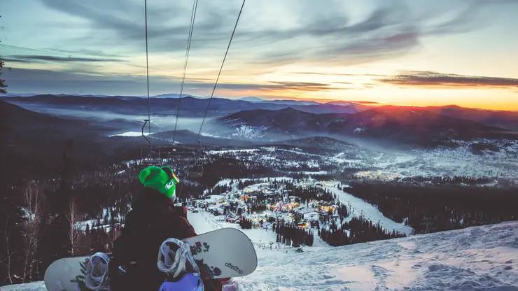 На курорте Шерегеш туристы массово отравились после посещения бара Как сообщили 10 января в управлении Роспотребнадзора по Кемеровской области у сотрудников одного из местных баров обнаружили норовирус Их сразу отстранили от работы В баре провели полный комплекс противоэпидемических мероприятий Заведение закрылось Кроме того у двух туристов обратившихся за медицинской помощью диагностировали кишечную инфекцию Фото sibnovosti ru Подписаться на sibnovosti ru предложить новость