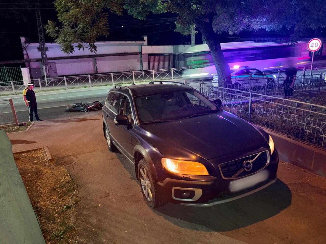 В Симферополе столкнулись мотоцикл и Volvo пострадал 17 летний подросток Авария произошла в 22 20 17 летний подросток ехал на мотоцикле по улице Желябова в сторону Маяковского Неподалеку от дома 37 водитель врезался в Volvo За рулем иномарки находился 18 летний молодой человек В результате ДТП пострадал мотоциклист Подростка увезли в больницу Подписывайся на truekpcrimea