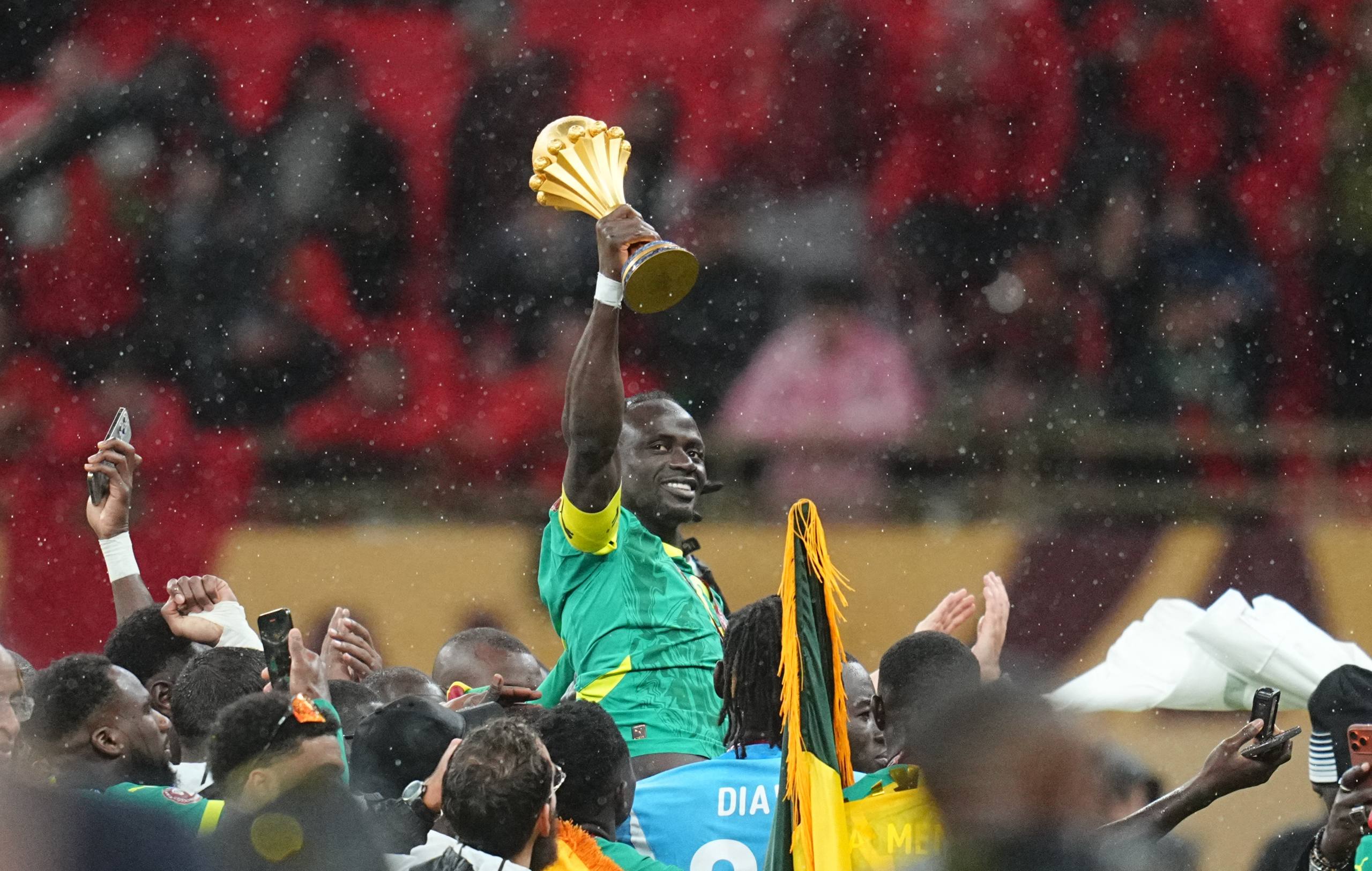 Президент Сенегала мощно наградит сборную за победу в Кубке Африки Бассиру Диомай Фай всё ещё празднует И рассказал о солидных подарках для всех причастных к золотым медалям Каждый игрок и тренер получат по 115 тыс и земельный участок в 1500 квадратных метров на острове Петит Кот местный курорт Награды для членов Федерации футбола по 75 тыс и 1000 квадратов на побережье Между остальными членами делегации разделят 465 тыс и ещё некоторое количество земельных участков Ну и бонус приятные слова от главы государства Вы выиграли проявив серьезность и уважение и никогда не забывали кого вы представляете Match TV Ulrik Pedersen NurPhoto via Getty Images