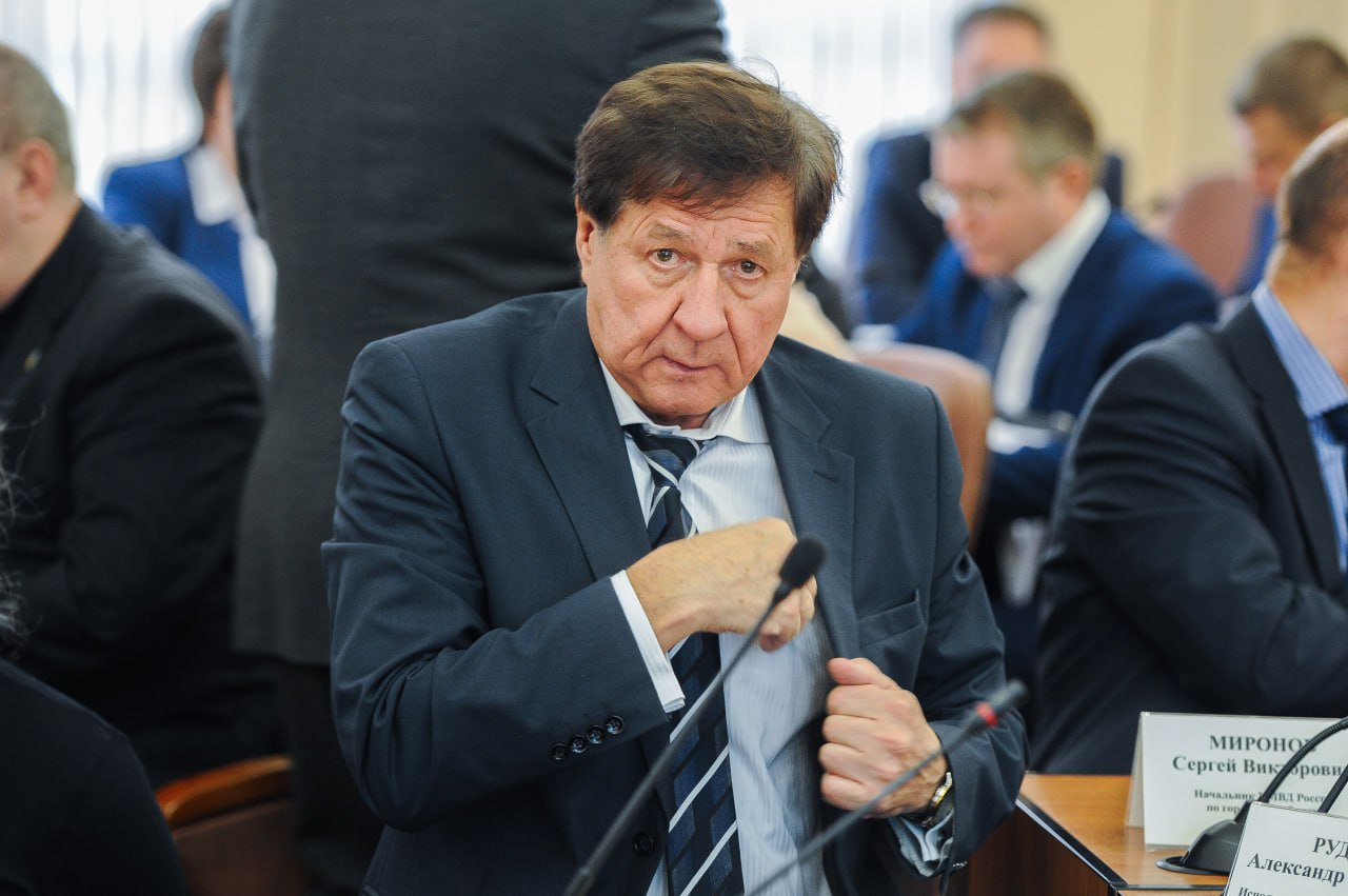 Бывший вице-мэр Челябинска Владимир Слободский получил пять лет условно по делу о незаконной стройке Соответствующее решение вынес Советский районный суд Челябинска, сообщает 74.ру. Бывшему вице-мэру по вопросам градостроительства также назначили испытательный срок четыре года, ему запрещено в течение двух лет занимать должности, связанные с выполнением распорядительно-хозяйственных функций. Слободского задержали в апреле 2023 года и поместили под домашний арест. По данным следствия и суда, весной 2018 года экс-заммэра подписал разрешение на строительство 10-этажного жилого дома на улице Сулимова. При этом он знал, что у застройщика ООО «Челябинскавтотранс» нет документов, дающих право распоряжаться земельным участком. Слободский проигнорировал заключение правового управления администрации Челябинска и явно вышел за пределы своих полномочий, нарушив законодательство, сообщает Следственный комитет : Вадим Ахметов / URA.ру / ТАСС