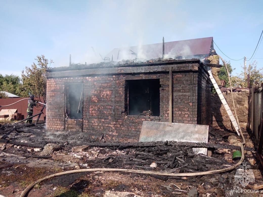 В Оренбурге пожарные ведут борьбу с огнем в СНТ «Лесные дачи» #Про_происшествия В областном центре сотрудники МЧС ведут борьбу с огнем в СНТ «Лесные дачи». Сообщение о возгорании садового дома поступило сегодня днем, сообщили в ведомстве. Уточняется, что на месте работают 10 специалистов и 3 единицы техники МЧС России. Пострадавших нет. Сейчас спасатели ликвидировали открытое горение. Площадь пожара – 30 квадратных метров.